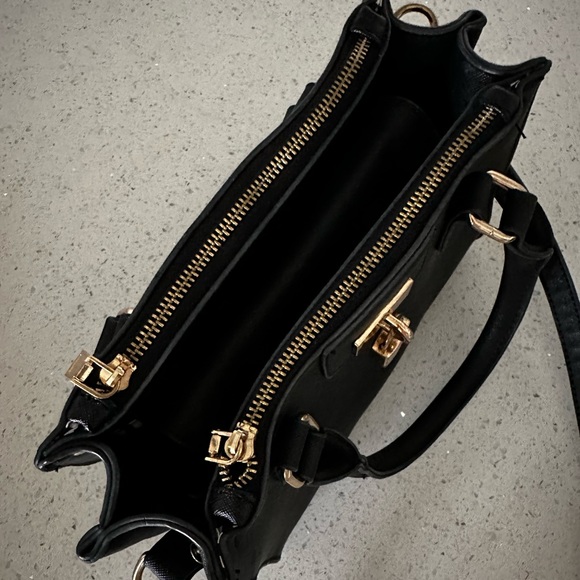 Black leather purse with gold detailing perfect condition striped interior - Picture 5 of 5